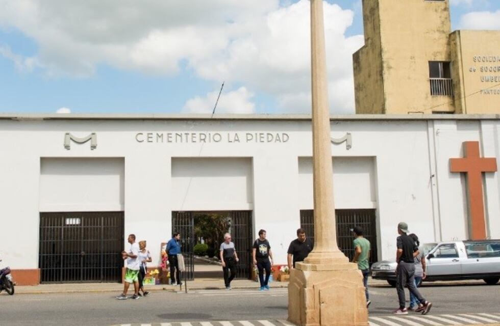 Disparos en pleno mediodía frente al cementerio La Piedad: un joven baleado en el cráneo