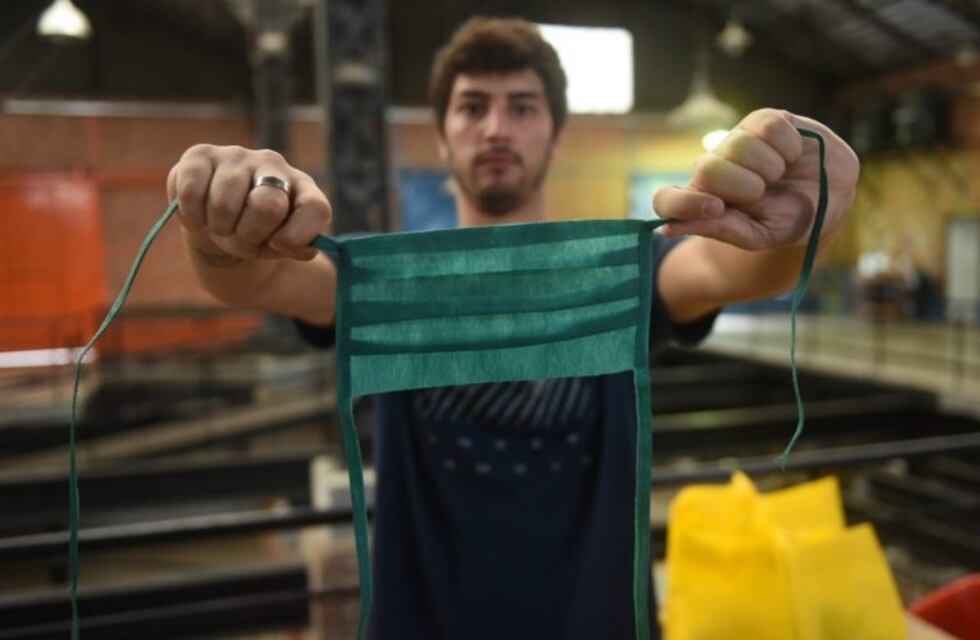 Comercios abren para vender telas y accesorios para hacer barbijos