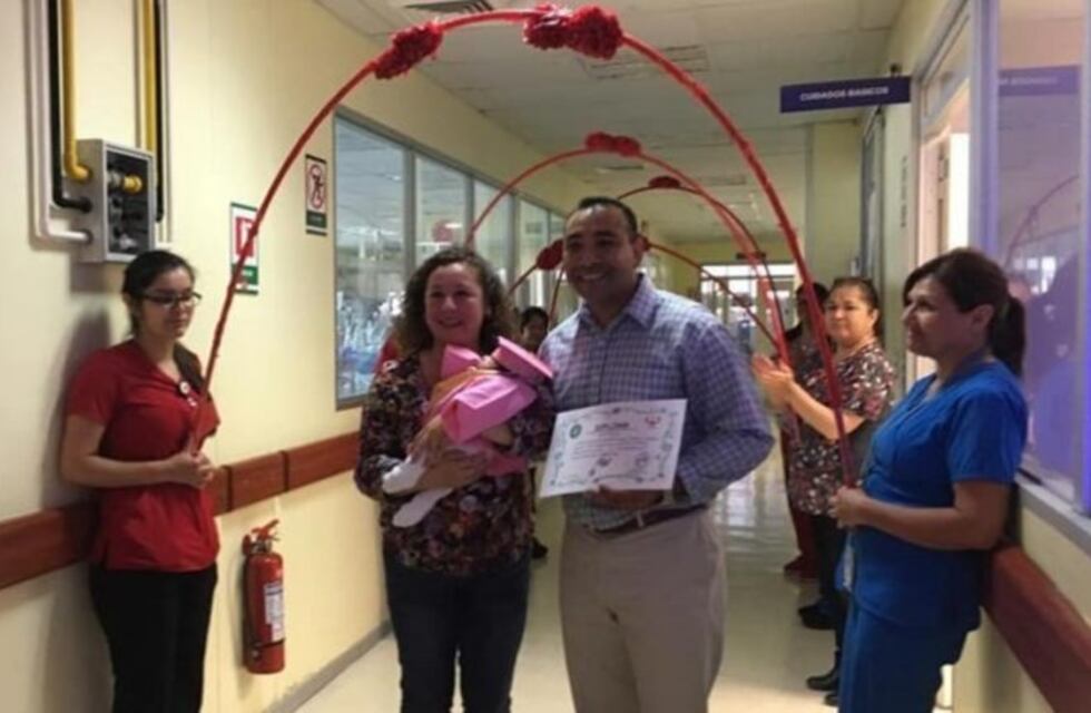 Organizaron una emotiva ceremonia para dar de alta a una beba prematura