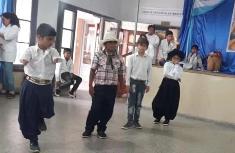 El emocionante video viral del baile de un pequeño en una escuela de Icaño