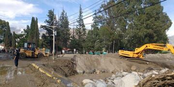 Cafayate quedó tapada por el barro por la crecida del río Chuscha