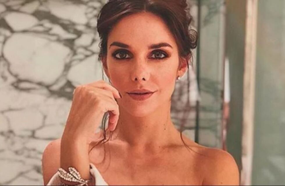 Julieta Nair Calvo presentó a su "héroe" y mostró una vestido soñado que ella misma diseñó