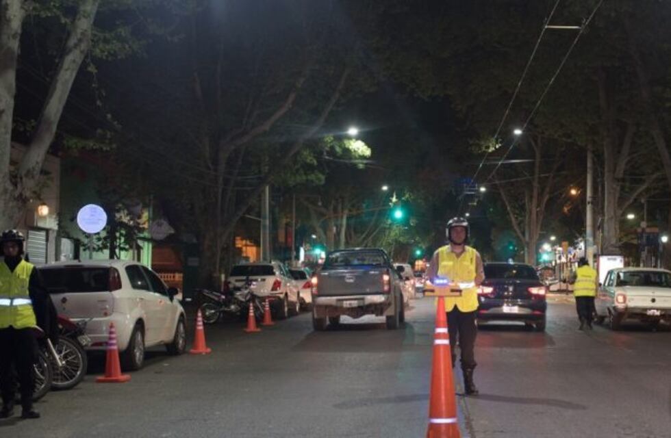 La Municipalidad de Mendoza le entrega un bono a los trabajadores esenciales