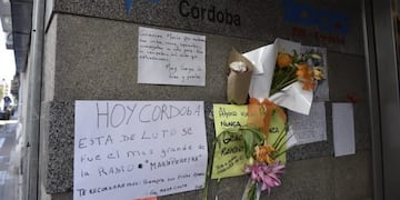 El ingreso de calle Alvear, donde tantas veces se congregaron fans de artistas, ahora los oyentes dejaron su despedida a Mario\u002E