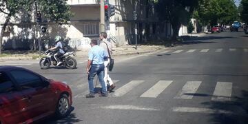 Chofer sorprendió a los pasajeros al bajarse del colectivo para ayudar a una persona ciega\u002E (@Favita_)