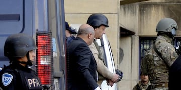 DYN305, BUENOS AIRES 21/07/2017, EN MEDIO DE UN FUERTE OPERATIVO DE SEGURIDAD, EL PROCESADO CONTADOR VÍCTOR MANZANARES, APODERADO DE LA EX PRESIDENTA CRISTINA FERNÁNDEZ, FUE TRASLADADO HOY EN AVIÓN DESDE LA CIUDAD DE RÍO GALLEGOS A ESTA CAPITAL Y QUEDARÍA ALOJADO EN EL PENAL DE MARCOS PAZ\u002E FOTO: DYN/JAVIER BRUSCO\u002E ciudad de buenos aires Victor Manzanares traslado contador de la expresidenta detenido investigacion ruta del dinero k corrupcion