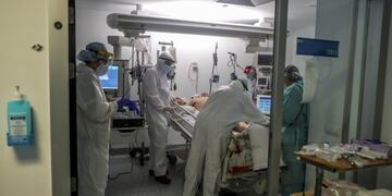 GRAF8095\u002E MADRID, 09/04/2020\u002E- Personal sanitario en una UCI en el Hospital Puerta de Hierro, este jueves durante la vigésima sexta jornada del Estado de Alarma decretado por el Gobierno para frenar la pandemia del coronavirus\u002E EFE/JuanJo Martín