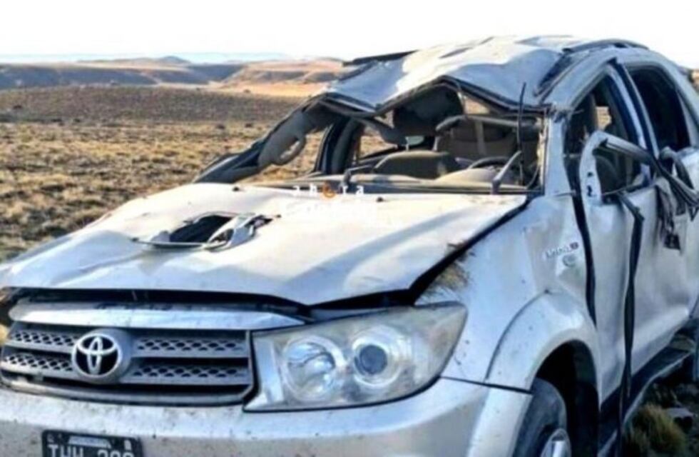 Al menos dos personas murieron y otras cinco quedaron heridas al volcar vehículo en Ruta 40