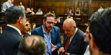 Lucas Ilardo (Frente de Todos) junto a Juan carlos Jaliff (del oficialismo) analizando el Presupuesto 2020 para Mendoza, en un cuarto intermedio\u002E