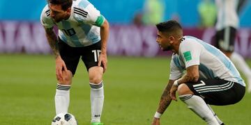 Lionel Messi y Éver Banega dialogan antes de ejecutar un tiro libre durante el primer tiempo ante Nigeria\u002E AP Photo/Ricardo Mazalan