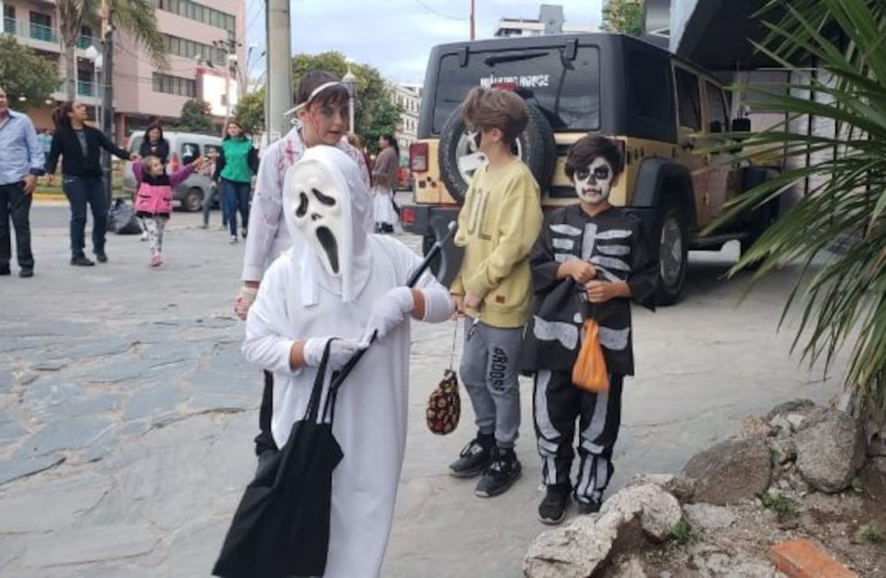 Villa Carlos Paz celebra Halloween con un gran desfile de disfraces en familia