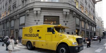 DYN31, BUENOS AIRES 24/04/17, LA TRANSPORTADORA DE CAUDALES DE ORÍGEN ESPAÑOL PROSEGUR, QUE OPERA EN LA ARGENTINA EN TRANSPORTE DE CAUDALES Y EN ALARMAS DOMICILIARIAS, LAMENTO MUERTE DE POLICIA POR GRUPO COMANDO\u002EFOTO:DYN/ALBERTO RAGGIO\u002E ciudad de buenos aires camion de transporte de caudales de prosegur