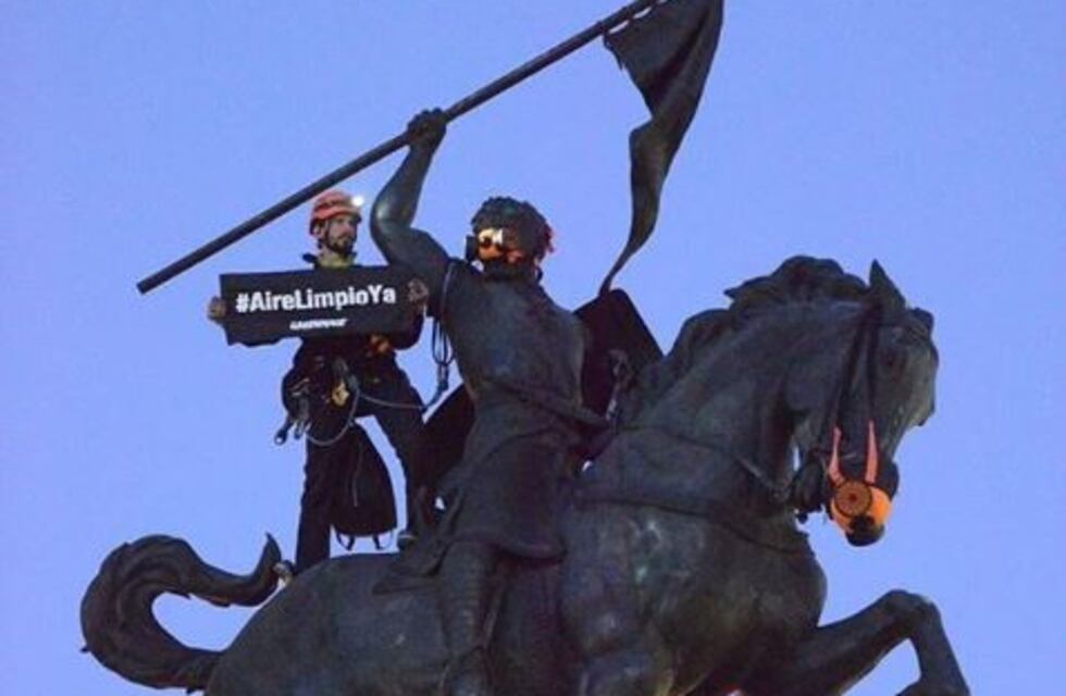 Greenpeace escaló el Cid Campeador para reclamar aire puro
