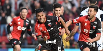 Wilson Morelo, delantero de Colón de Santa Fe ante Gimnasia de La Plata\u002E (Télam)