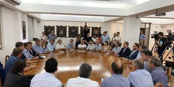 Oficialismo y oposición reunidos con Rodolfo Suares por la Ley 7722 Mendoza