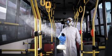 AME5927\u002E BUENOS AIRES (ARGENTINA), 19/03/2020\u002E- Un empleado de una compañía de limpieza procede a la desinfección de un micro bus urbano este jueves, en Buenos Aires (Argentina)\u002E El alcalde de Buenos Aires, Horacio Rodríguez Larreta, afirmó este jueves que su Gobierno ampliará y fortalecerá la capacidad del sistema de salud, con el objetivo de anticiparse al \