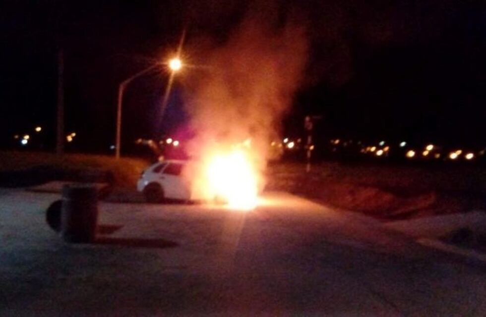 Chocó contra un badén de hormigón y se incendió el auto