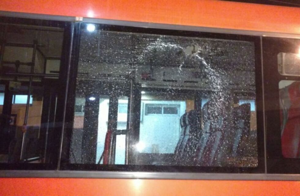 Por el paro de colectivos de larga distancia, apedrearon a varias unidades en la Terminal