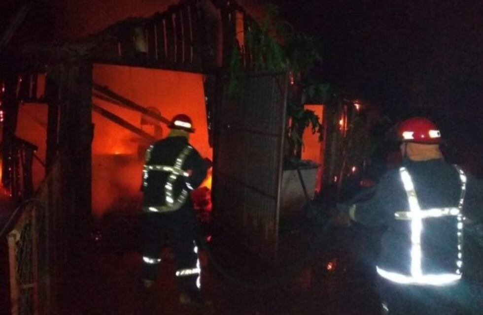 Incendio consumió por completo un galpón utilizado para la cría de pollos