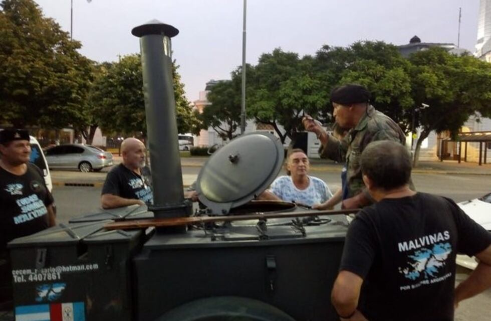 Veteranos de Malvinas reparten comida en Rosario