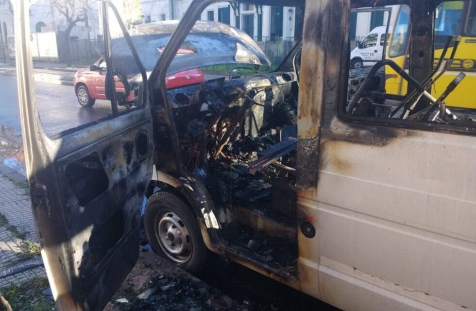 Una camioneta ardió en llamas a metros del Agudo Ávila