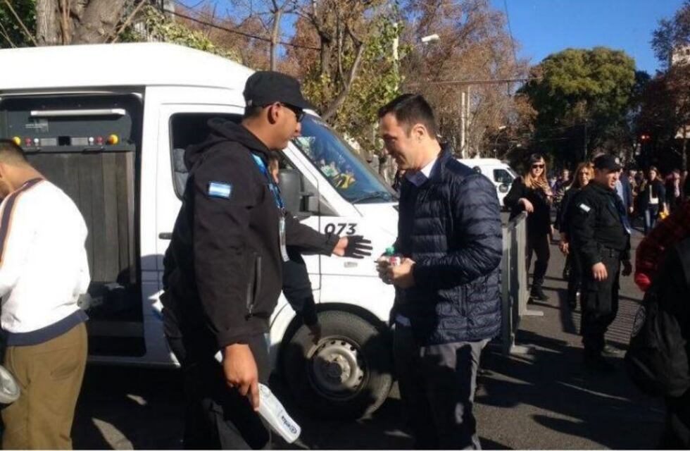Macri en Mendoza: ¡Ni los candidatos pudieron evitar el escaneo!