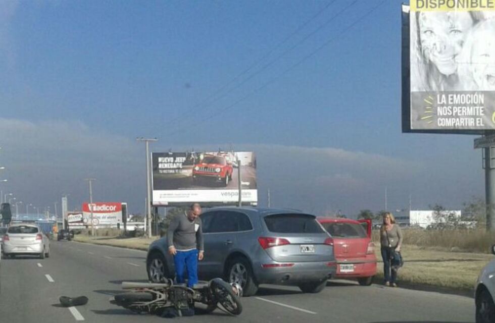 Choque y demoras en el tránsito en avenida La Voz del Interior y Circunvalación