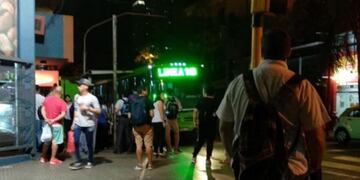 Luego del paro, la jornada del martes comenzó con largas filas en las paradas del centro de Posadas\u002E (Foto: El Territorio)