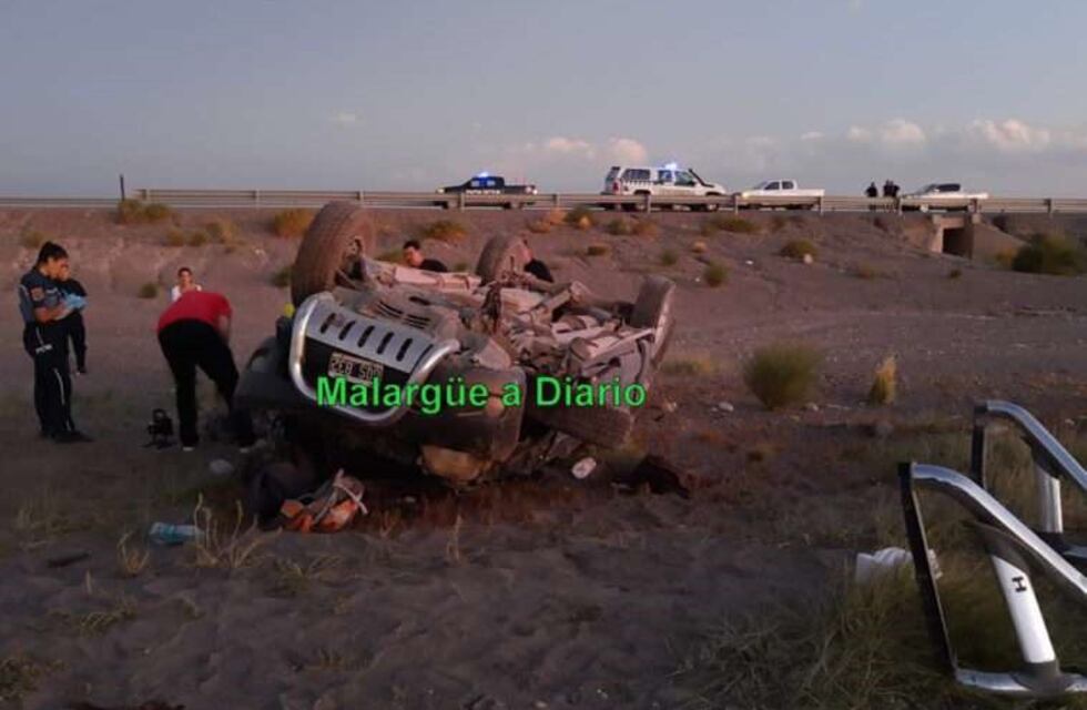 Murieron dos personas luego de volcar en una camioneta en Malargüe