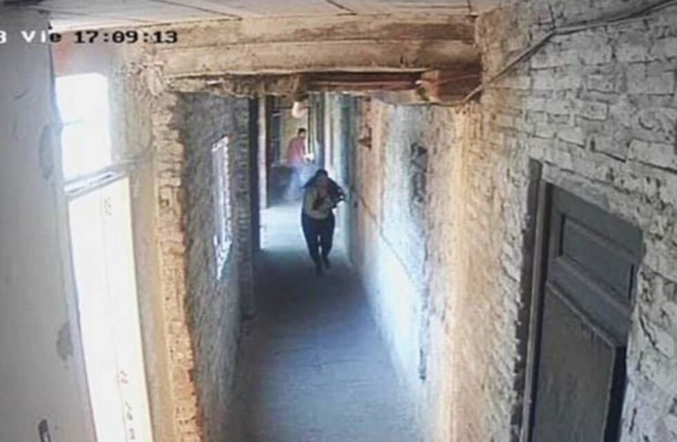 Un video muestra la secuencia completa de un enfrentamiento a tiros en un club de barrio La Tablada