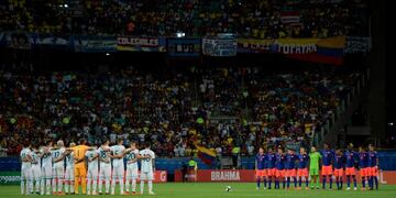 Players of Argentina (L) and Colombia pay tribute to Argentine sports journalist Sergio Gendler who died on June 13, before the start of their Copa America football tournament group match against Colombia at the Fonte Nova Arena in Salvador, Brazil, on June 15, 2019\u002E (Photo by Juan MABROMATA / AFP)