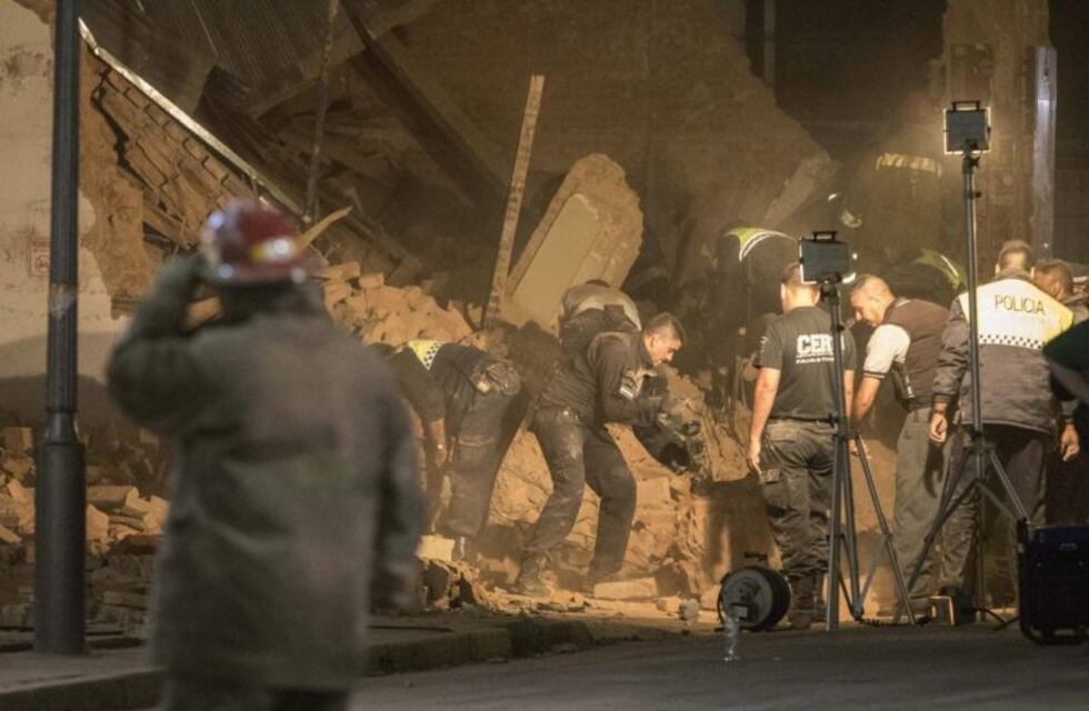 Las fotos más impactantes del derrumbe del ex cine Parravicini