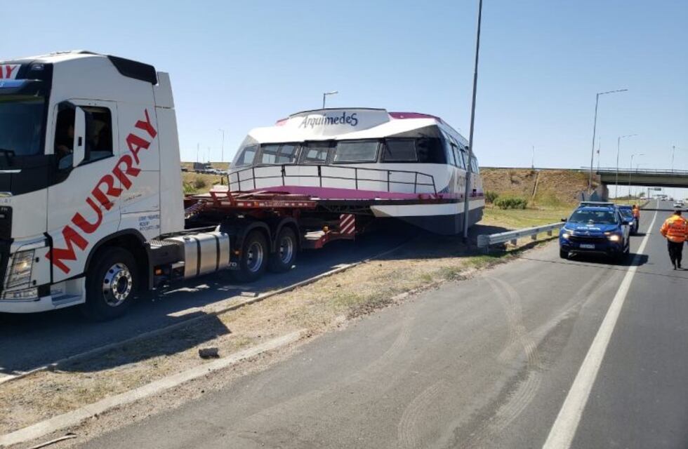 Impresionante: así ingresaba a la ciudad un camión que transportaba un catamarán para Carlos Paz