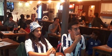 Hinchas de Talleres mirando el partido en barrio Jardín contra San Pablo\u002E