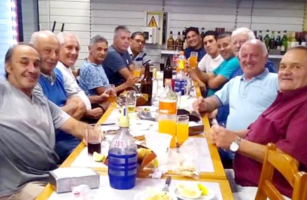 Le robaron sus herramientas y los amigos le compraron unas nuevas para el Día del Carpintero