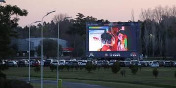 Se montó un sector gastronómico que permite comprar por WhatsApp y recibir el pedido en el automóvil (Municipalidad de La Plata)