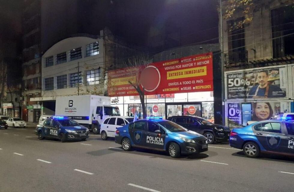 Desbarataron una fiesta electrónica en una mueblería y detuvieron a dos dealers en Balvanera