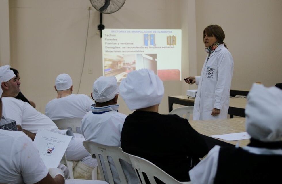 Capacitan sobre manipulación de alimentos en comedores universitarios