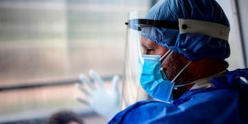 A doctor gets ready to take a swab sample through a protection system at the Professor Alejandro Posadas National Hospital in the municipality of El Palomar, province of Buenos Aires, on September 18, 2020, amid the COVID-19 novel coronavirus pandemic\u002E - The pandemic has killed at least 946,727 people worldwide, including more than 12,000 in Argentina, since emerging in China late last year, according to an AFP tally at 1100 GMT Friday based on official sources\u002E (Photo by Ronaldo SCHEMIDT / AFP)