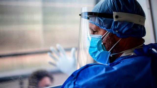 Un médico se prepara para tomar una muestra de hisopo a través de un sistema de protección en el Hospital Nacional Profesor Alejandro Posadas en el municipio de El Palomar, provincia de Buenos Aires. (Foto de Ronaldo SCHEMIDT / AFP)