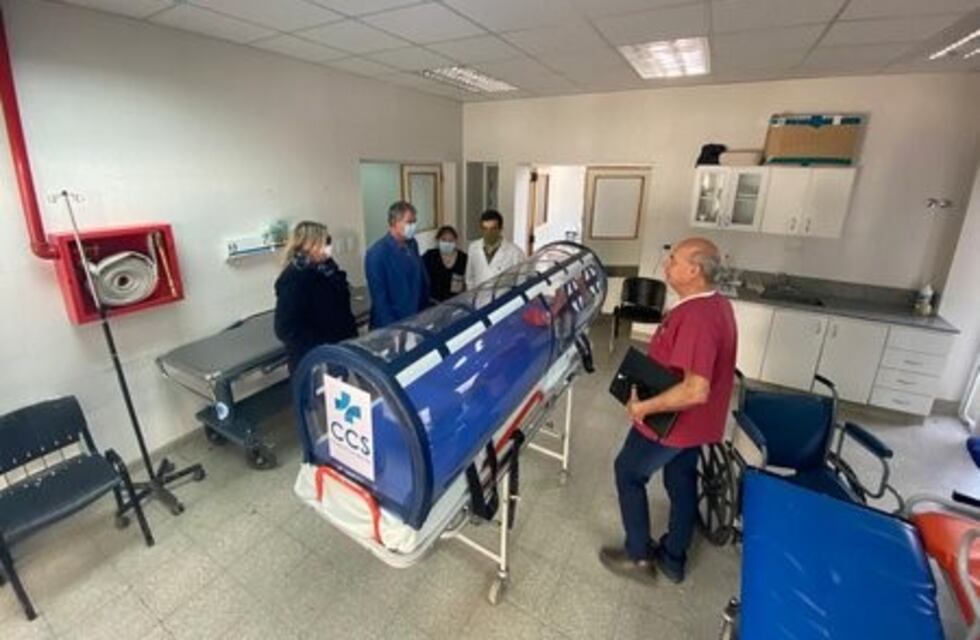 Clínica Cruz del Sur donó una cápsula de traslado al Hospital Regional de Comodoro