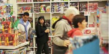 La gente compra regalos en Córdoba\u002E