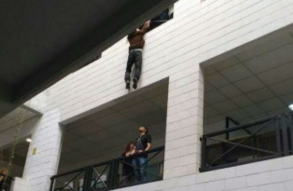 Un alumno quiso quitarse la vida saltando al vacío en una escuela