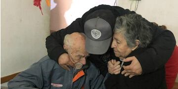Juan Pablo Rodríguez, de la Fundación Un Tatuaje por una Sonrisa, visitó a los abuelos rosarinos que fueron abandonados\u002E
