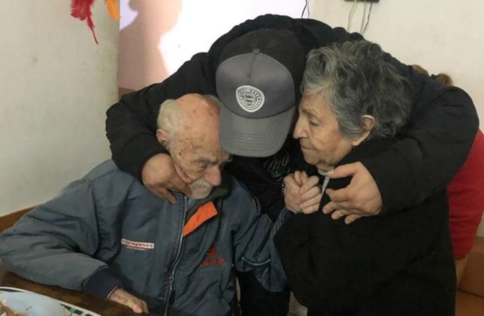 La tristeza del cordobés que ayudó a los abuelos rosarinos al saber que murió Hugo