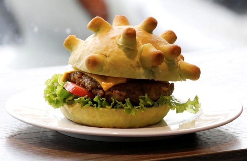 Restaurante inventa la "coronaburger" para evitar la bancarrota
