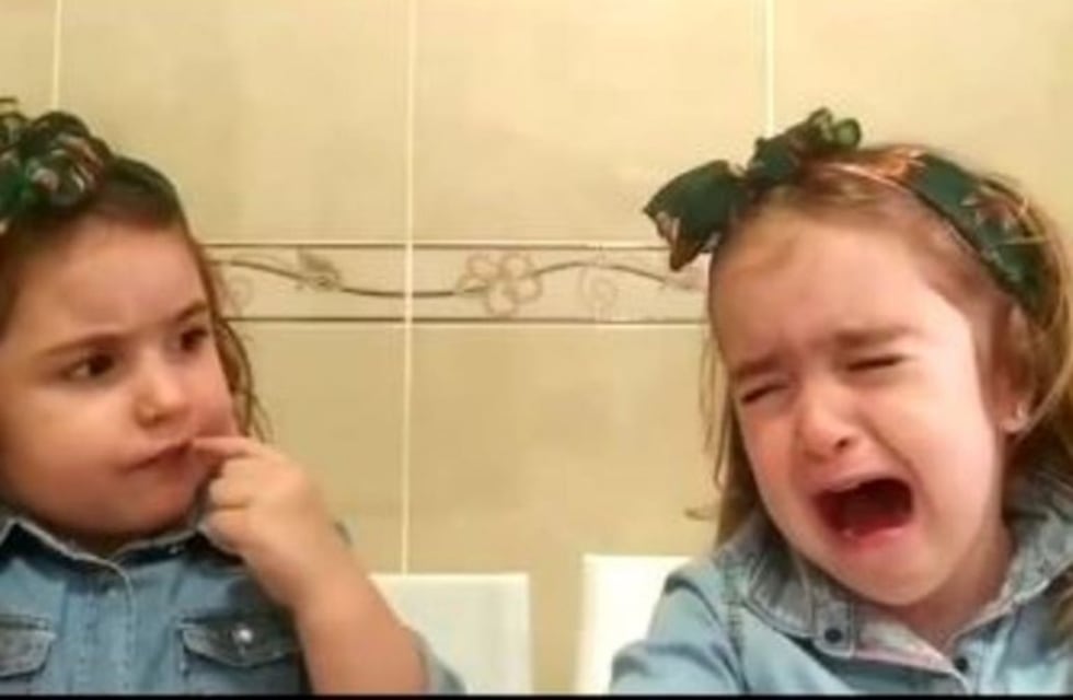 Quiso hacer el reto "no te comas ese dulce" y las reacciones de sus hijas se hicieron virales