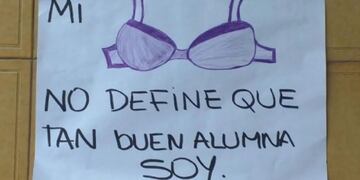 Fue sin corpiño a la escuela y la sancionaron