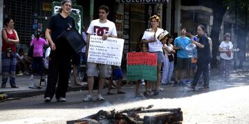 Protesta de vecinos en Avenida San Juan y Treinta y Tres Orientales debido a la falta de suministro electrico desde hace cuatro du00edasrnDYN10, BUENOS AIRES 24/02/2017, VECINOS DE BOEDO CORTAN AVENIDA SAN JUAN. NO rnTIENEN LUZ DESDE EL MARTES A LAS TRES DE L