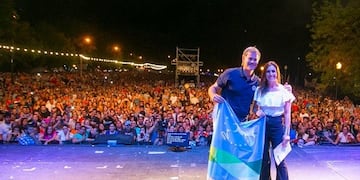 Intendente Martín Piaggio junto a la Soledad Pastorutti, en la Fiesta del Pescado y Vino -\nCrédito: MDG